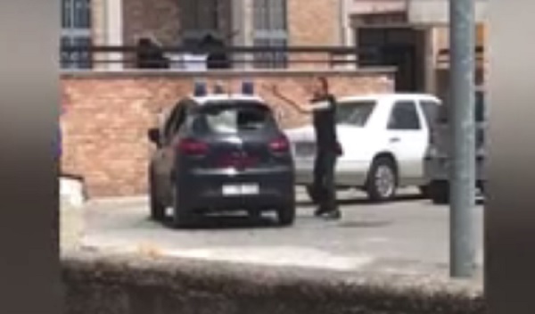 YOUTUBE Maurizio Carlino, il pregiudicato che spacca l'auto dei carabinieri a sprangate