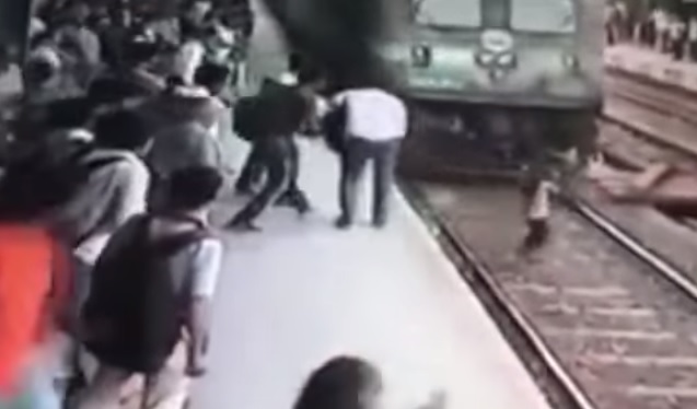 YOUTUBE attraversa binari con auricolari e non sente arrivare treno, investita...