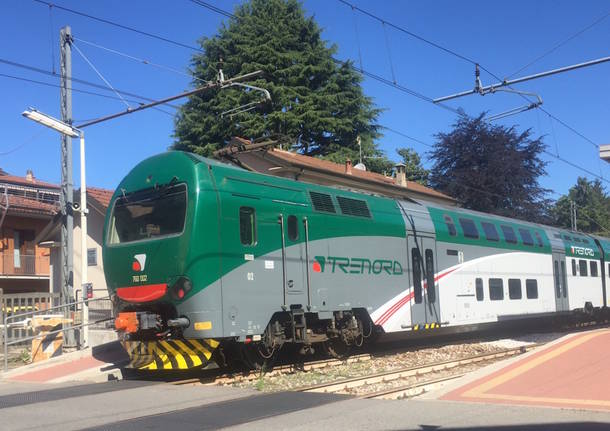 Aggrappati ai treni in corsa: l'ultima follia social sulla Milano-Lecco