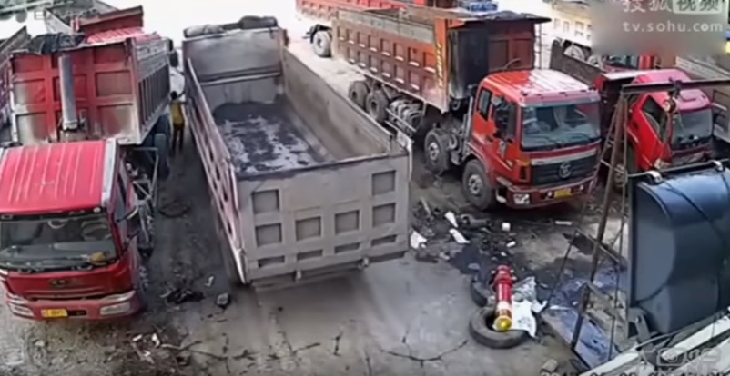 Dimentica di tirare il freno a mano del tir: prova a risalire a bordo, finisce malissimo