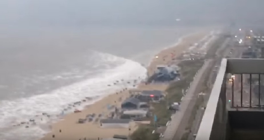 YOUTUBE Mini tsunami travolge spiaggia olandese: è un'onda anomala di 2 metri