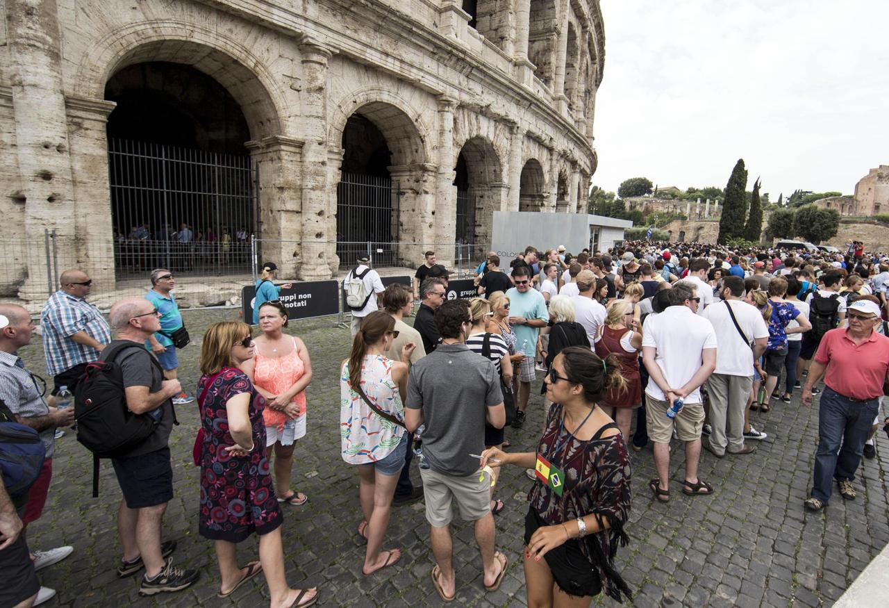 Roma, finti poliziotti rapinavano turisti: tre arresti