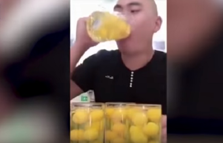 Beve 50 uova in cinque boccali di birra