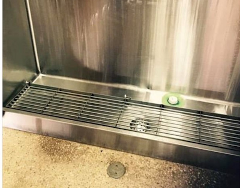 La FOTO dell'orinatoio con la grata che mette in crisi i campeggiatori australiani02