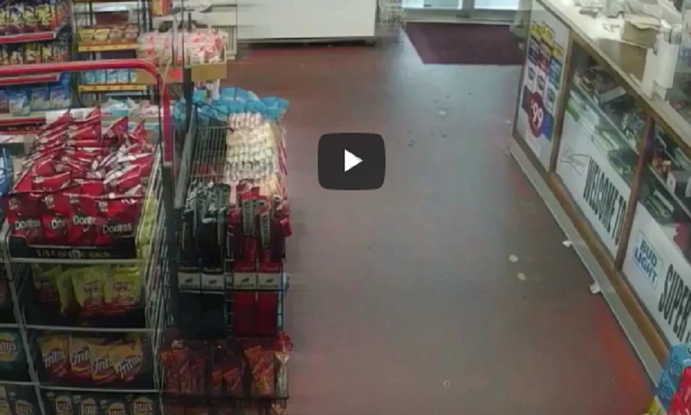 YOUTUBE Usa, cammina armato di due coltelli. Ucciso dalla polizia