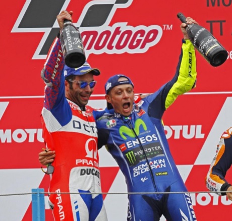 Valentino Rossi: festa sul podio di Assen con Petrucci, Marquez escluso