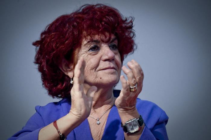 Valeria Fedeli dà a tutte le scuole la lettera di Don Milani