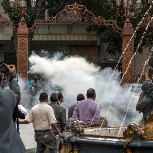 Venezuela, granate da un elicottero contro le sedi istituzionali. Maduro: "Attacco terroristico" VIDEO-FOTO