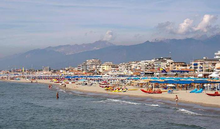 Versilia, depuratore guasto: divieto di balneazione per 20 stabilimenti alla foce del Motrone