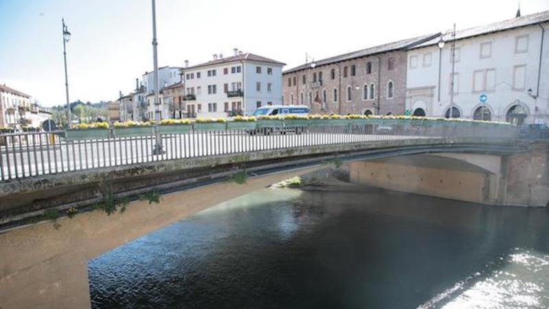 Vicenza, giovane studentessa a cavalcioni sul ponte. Paracadutisti Usa la salvano