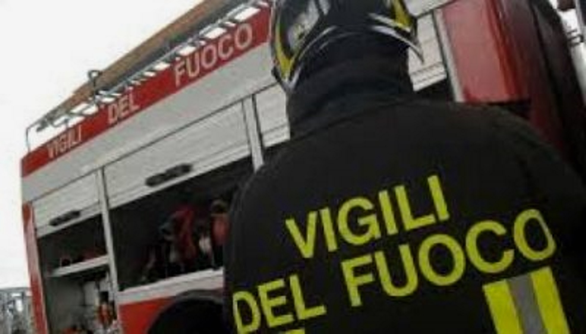 Napoli, furgono in fiamme sull'Asse Mediano: strada bloccata verso Giugliano