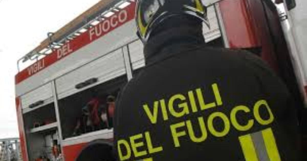 Milano, incendio sul tetto di una palazzina: abitanti sgomberati, traffico in tilt