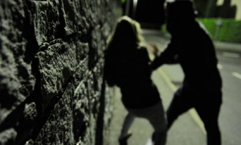 Roma, bengalese tenta di violentare una 16enne: lei lo accoltella