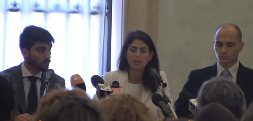 Virginia Raggi, indagini concluse. Lei: "Ho agito in buona fede, spiegherò ai magistrati"