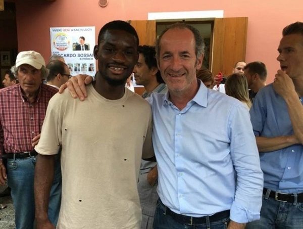 Luca Zaia, foto con un calciatore di colore: insulti razzisti su Facebook