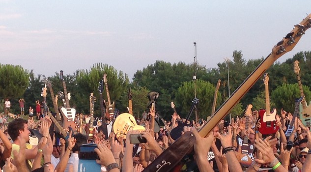 Rockin' 1000. Il Monte Bianco aspetta il frastuono di 1200 chitarristi. Occhio alle valanghe!