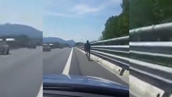 Susa, sospeso agente Polstrada dopo video con insulti razzisti e offese alla Boldrini