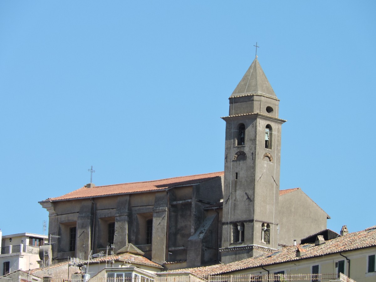 Genzano (Roma), crolla cornicione Duomo Vecchio: palazzina evacuata