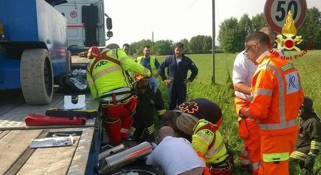 Padova, motociclista finisce incastrato sotto un autoarticolato
