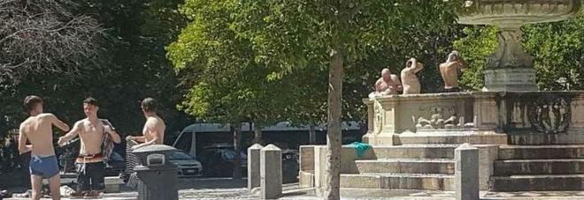 Roma, doccia e shampoo in costume nella fontana di piazza Mastai in pieno giorno FOTO