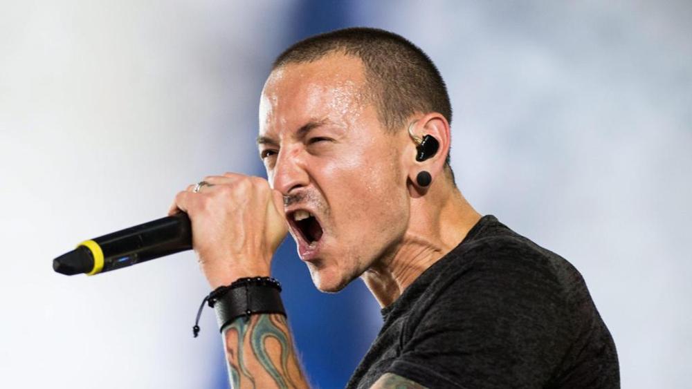 Chester Bennington, funerali privati. Sarà seppellito accanto a Chris Cornell