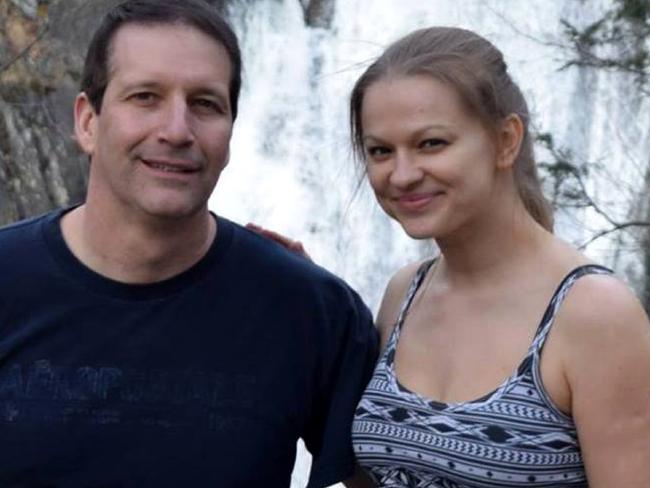 Lui vuole avere rapporti a tre, lei lo uccide annegandolo