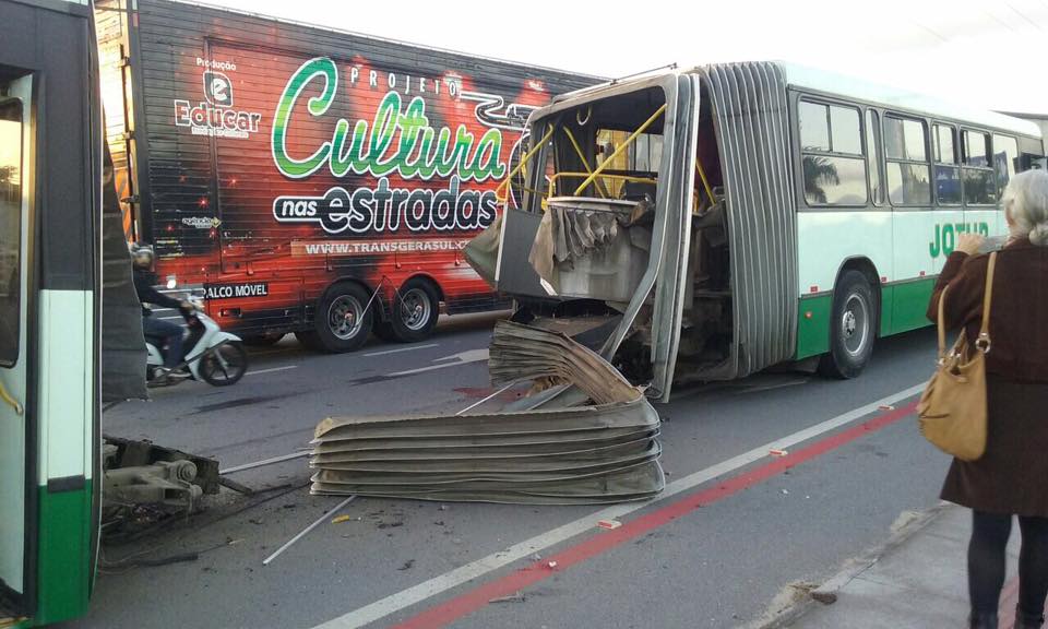 Brasile, il bus si spezza in due all'improvviso VIDEO