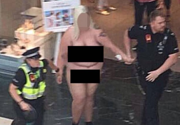 Donna obesa si mimetizza senza vestiti tra i manichini