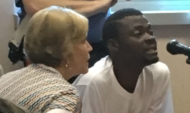 Busto Arsizio, profugo senza vestiti in strada: "Sono scomodi"