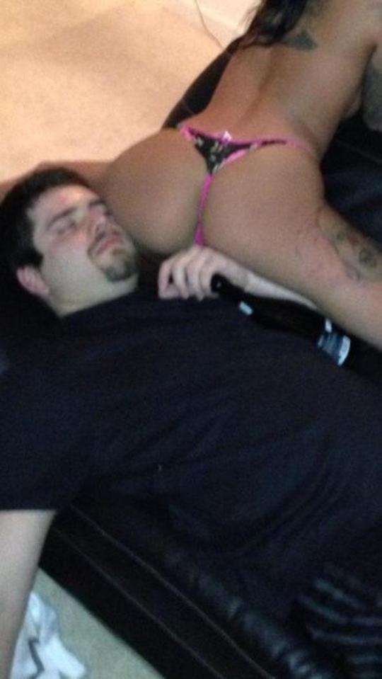 Lato B in mostra accanto a uomini che dormono