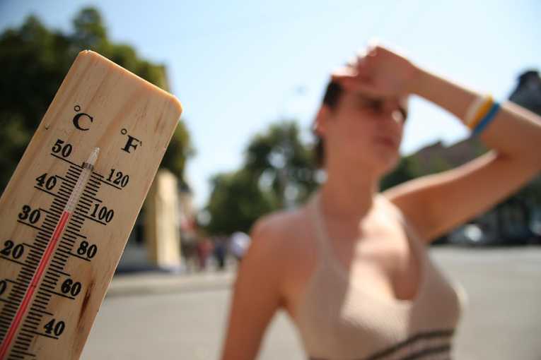 Caldo, terza ondata: di notte mai sotto i 24 gradi, di giorno 38. Una cappa di 3mila km