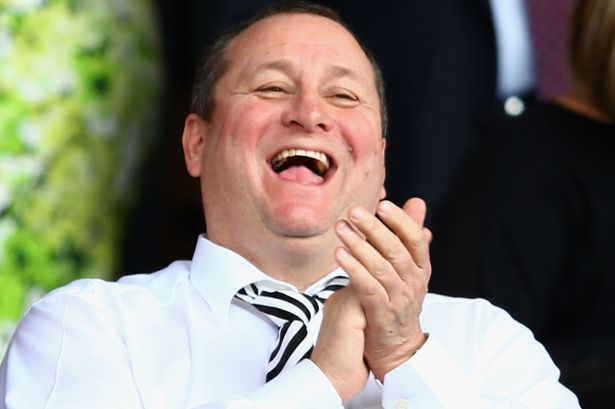 Mike Ashley, il patron del Newcastle United ubriaco durante riunione: "Ha vomitato nel caminetto"