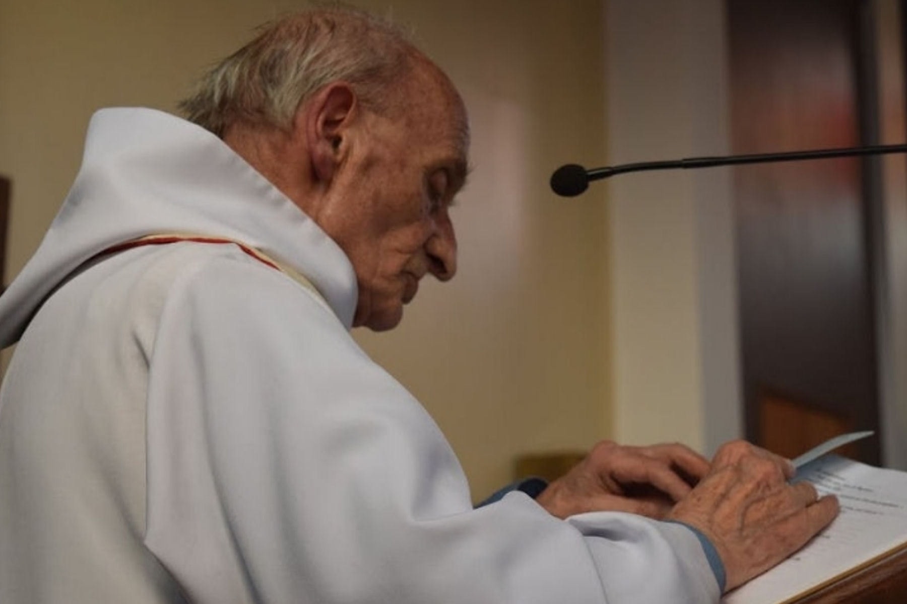 Padre Hamel. "Vade retro Satana": un anno fa le ultime parole ai boia Isis di Rouen