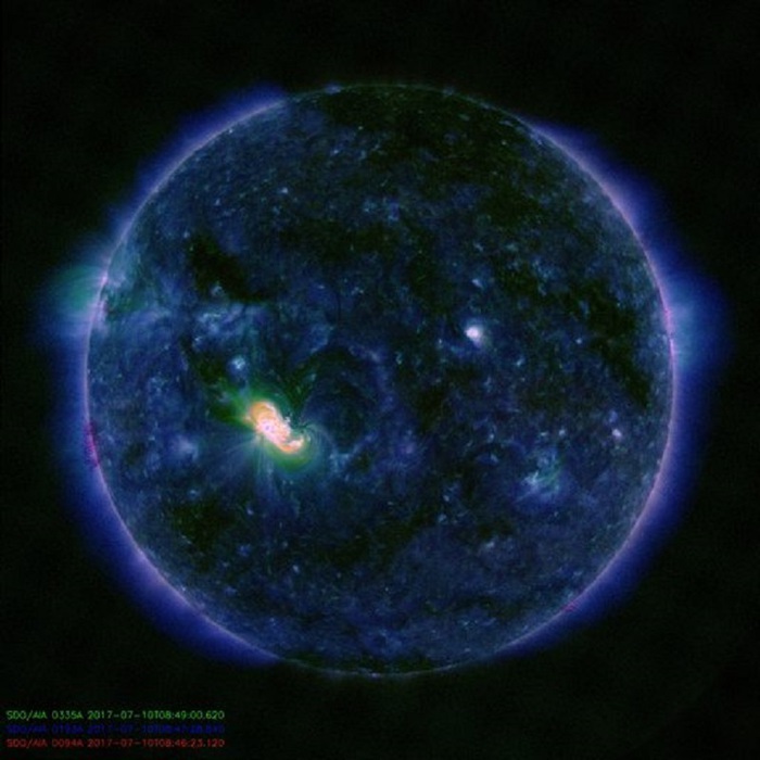 Sole, enorma macchia sulla superficie: è grande quanto Giove FOTO