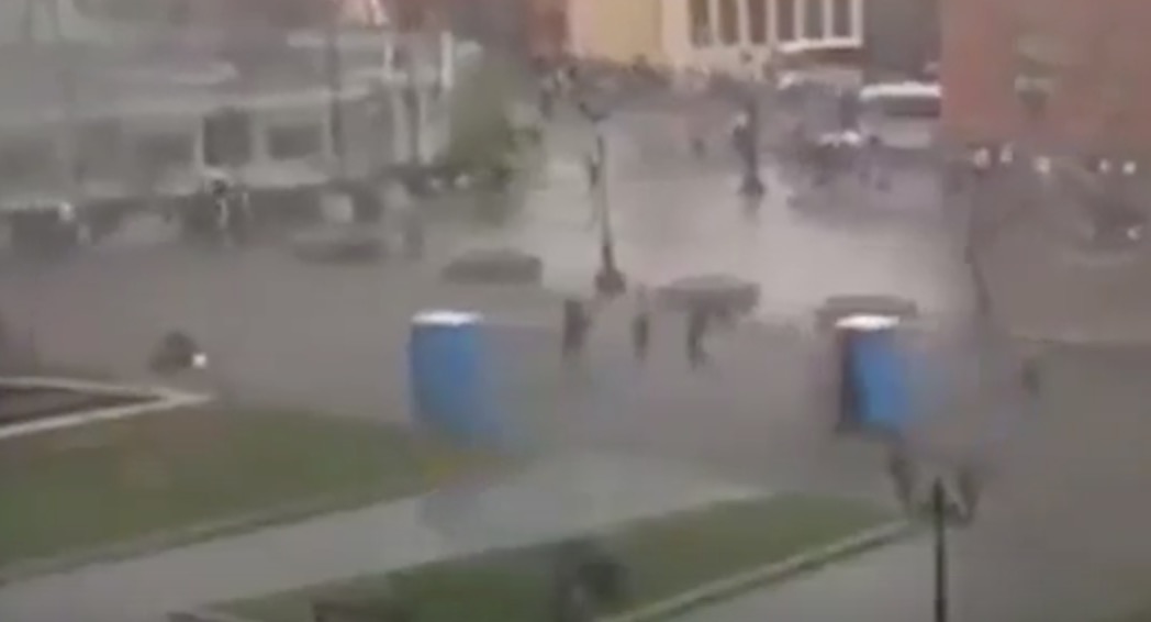 YOUTUBE Mosca, bagni chimici "in fuga" sotto il temporale