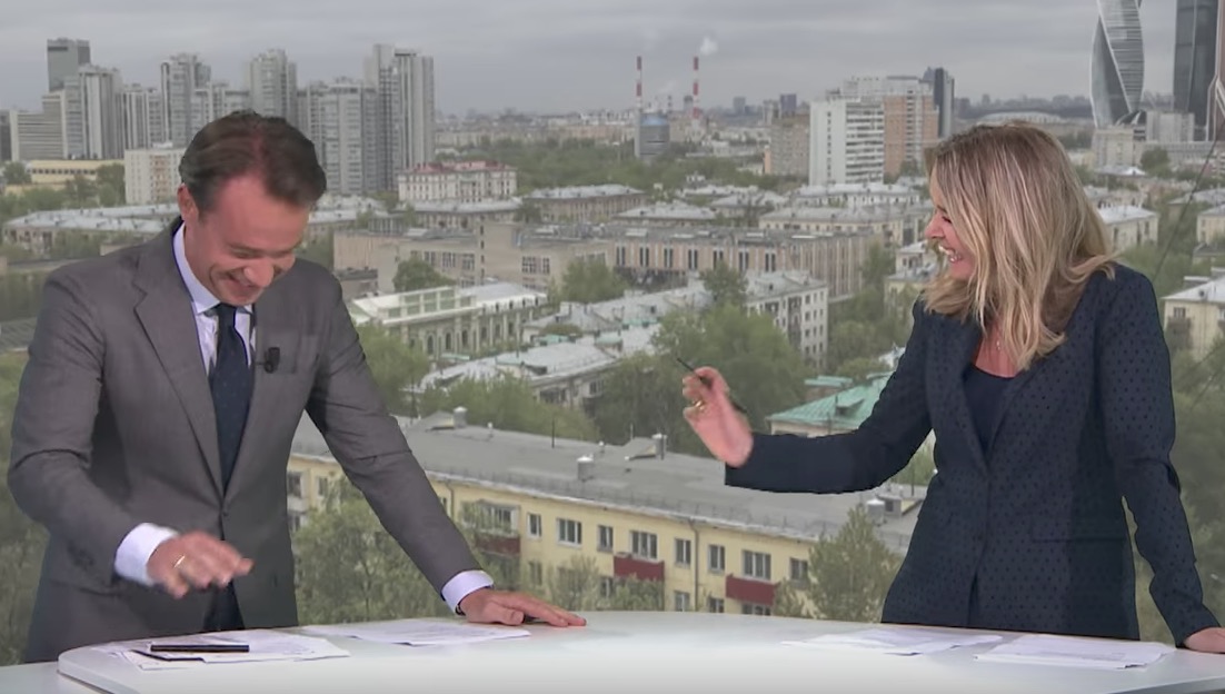 YOUTUBE Olanda, corsa senza vestiti: i giornalisti in studio non smettono di ridere