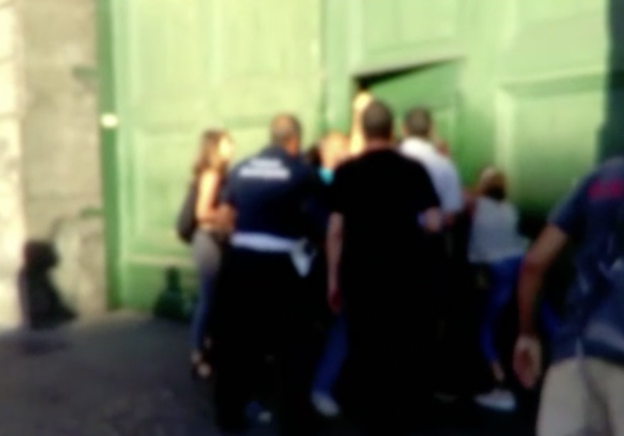 napoli: comitati per la casa occupano Comune, un vigile ferito VIDEO