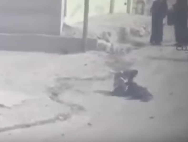 YOUTUBE Isis, cecchino colpisce e uccide civili in fuga e ride