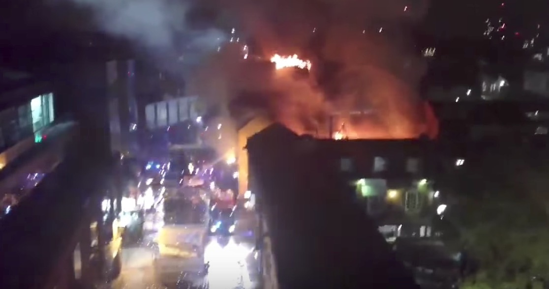 YOUTUBE Londra, Camden Market a fuoco: incendio in un palazzo di tre piani
