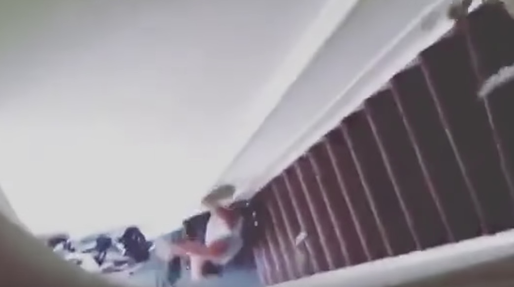 YOUTUBE Amsterdam, lascia in ritardo la casa affittata su Airbnb: il proprietario la butta dalle scale