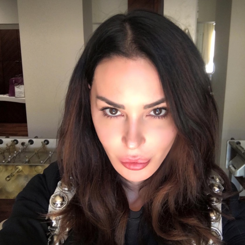 Marco Morrone ("saluta Andonio") a Nina Moric: "Nonna". E lei replica così