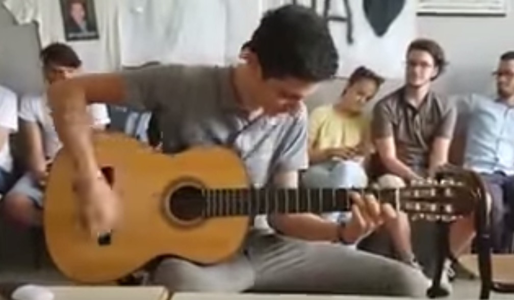 YOUTUBE Alessandro Carbone alla maturità canta Bob Dylan per l'amico Valentino Sozzo morto in un incidente