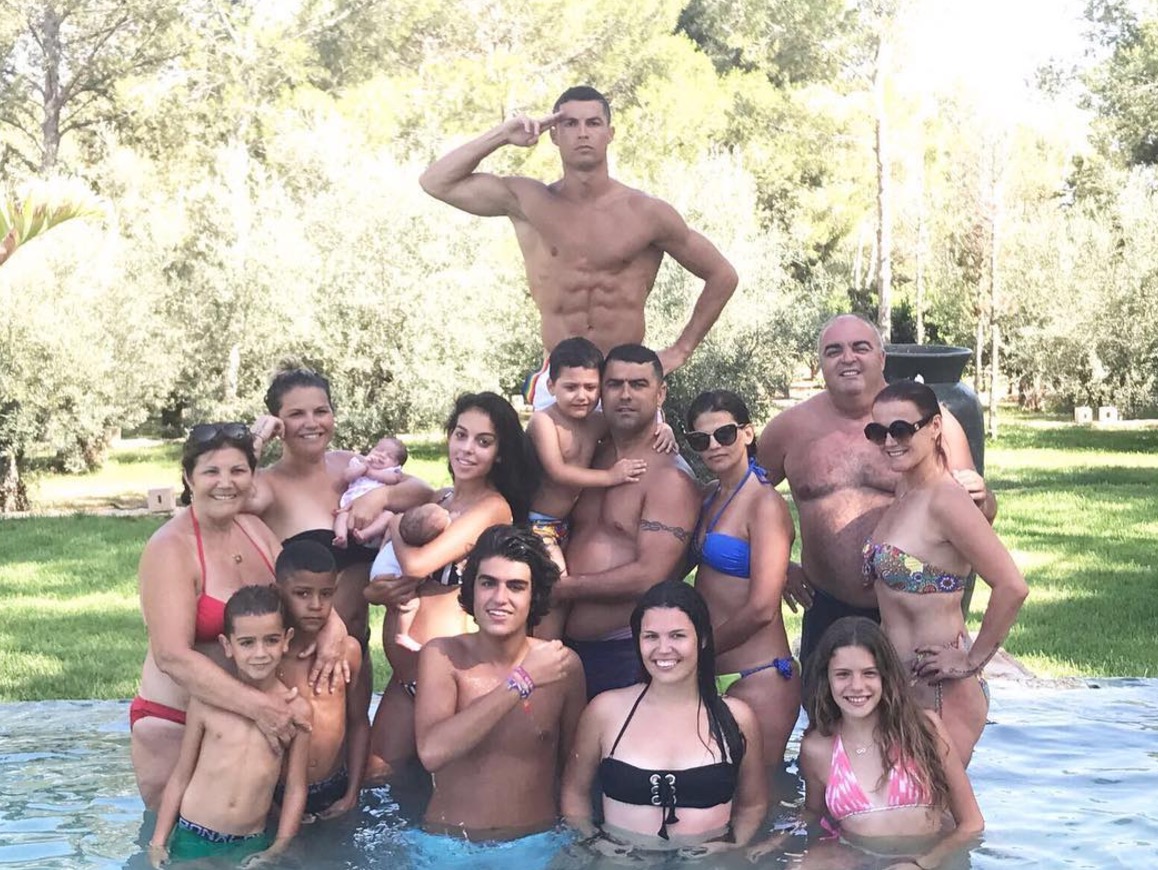 Cristiano Ronaldo, foto di famiglia. Occhi puntati sulla fidanzata Georgina: ecco perché