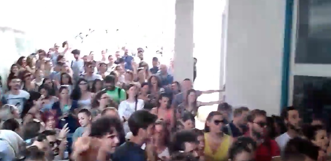 YOUTUBE Roma, salta ancora il concorso per infermieri: candidati bloccano l'Aurelia