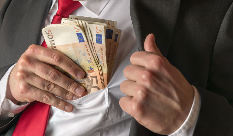 Vitalizi, la farsa dell'abolizione: ridotti del 40%, 1 euro di risparmio a cittadino