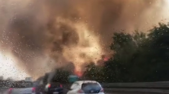 Autostrada A1 chiusa tra Roma Nord e Orte, sterpaglie in fiamme VIDEO