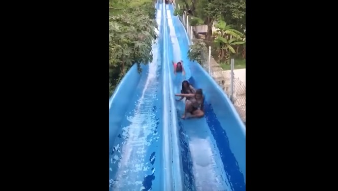 YOUTUBE Ragazze si bloccano nell'acquascivolo. Ma da dietro...