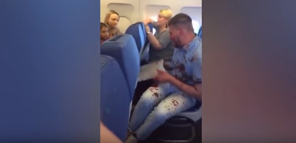 Ubriaco e insanguinato prende a pugni il sedile: gli altri passeggeri lo legano