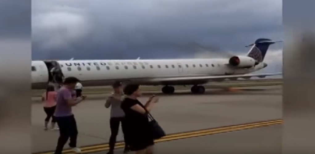 Motore va a fuoco: passeggeri costretti ad abbandonare aereo di corsa