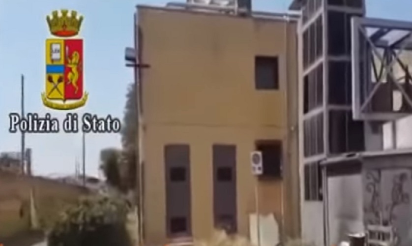 Polizia sgombra centro sociale e trova per caso un latitante